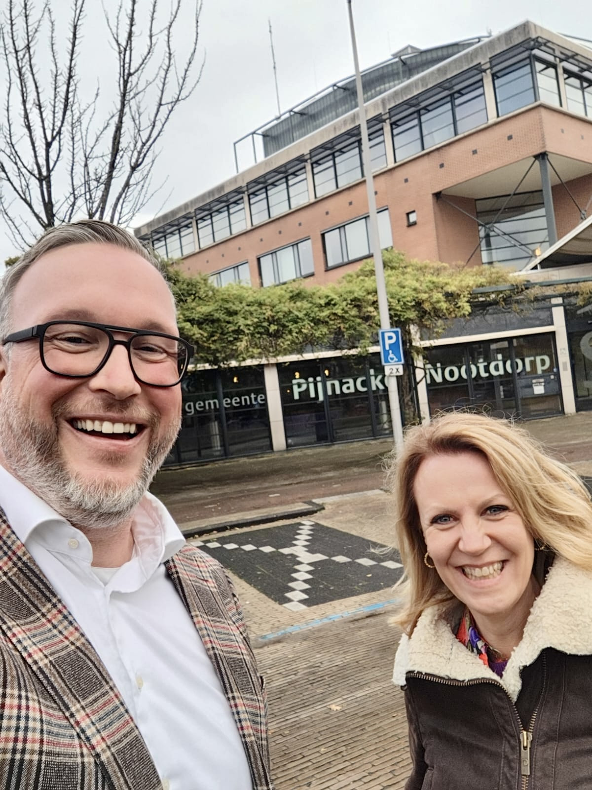 Marco Hout en Danielle Hes staan voor het gemeentehuis van Pijnacker-Nootdorp